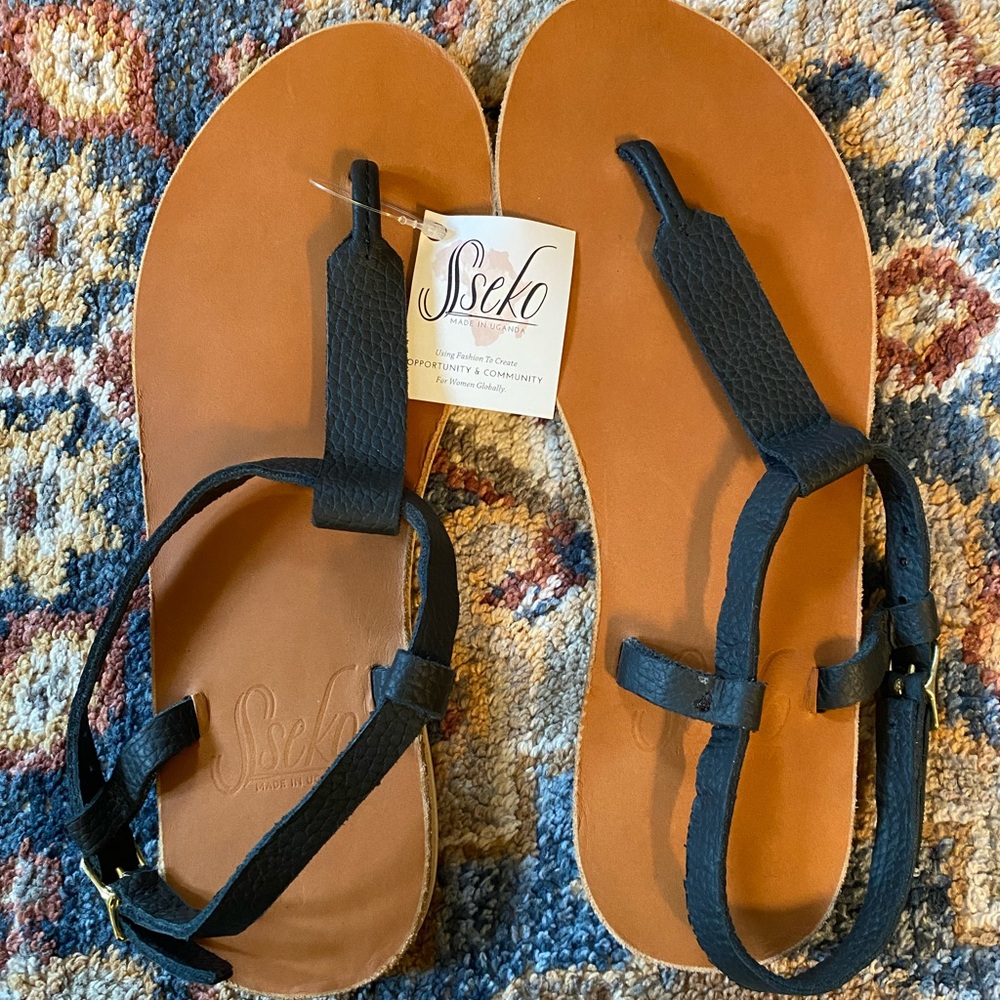 *NWT* Sseko Black Pebbled Leather T-Strap Sandal
